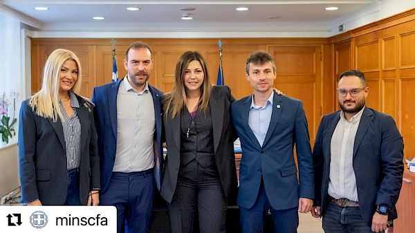 Tο Υπουργείο Κοινωνικής Συνοχής και Οικογένειας και το Εθνικό Συμβούλιο Νεολαίας (ΕΣΥΝ)αναλαμβάνουν πρωτοβουλία με στόχο την ενδυνάμωση της δημοκρατικής συμμετοχής και ενεργού εμπλοκής των νέων στις ευρωπαϊκές και εθνικές εξελίξεις.